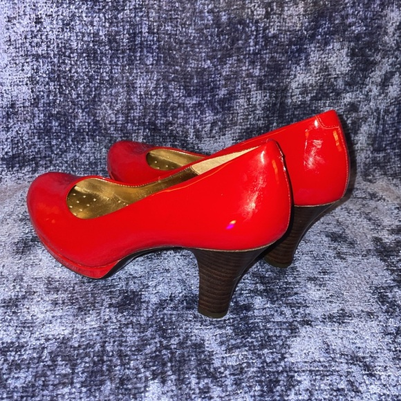 Vintage Söfft Women's Red Pumps.  Size 7.5M - Picture 2 of 7